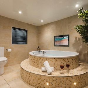 Deluxe Suite Spa Bath